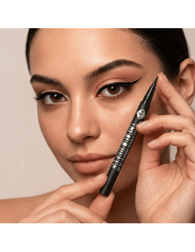 Carbon Black Eyeliner - Delineador Líquido Mate de Alta Precisión